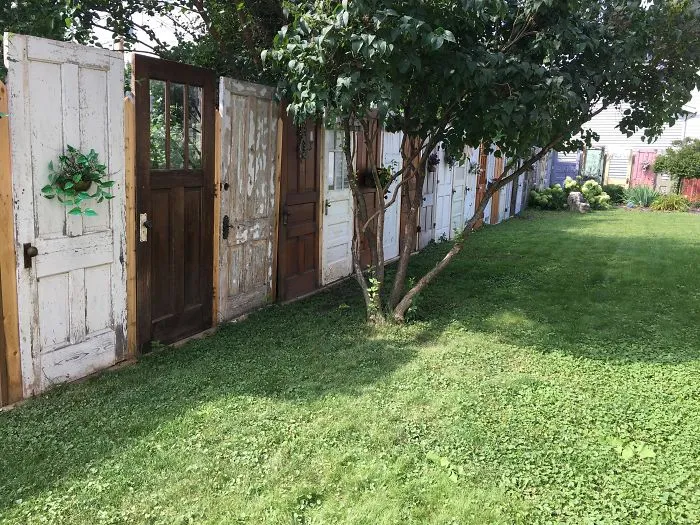 Valla hecha con puertas desechadas