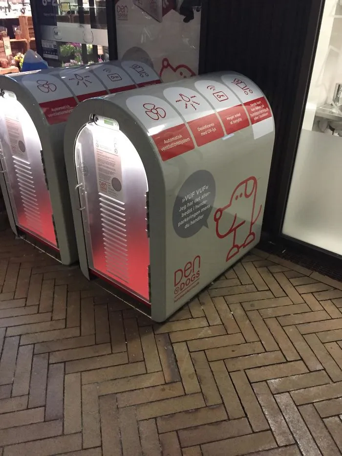 Cabina para perros en la entrada de un supermercado en Copenhague