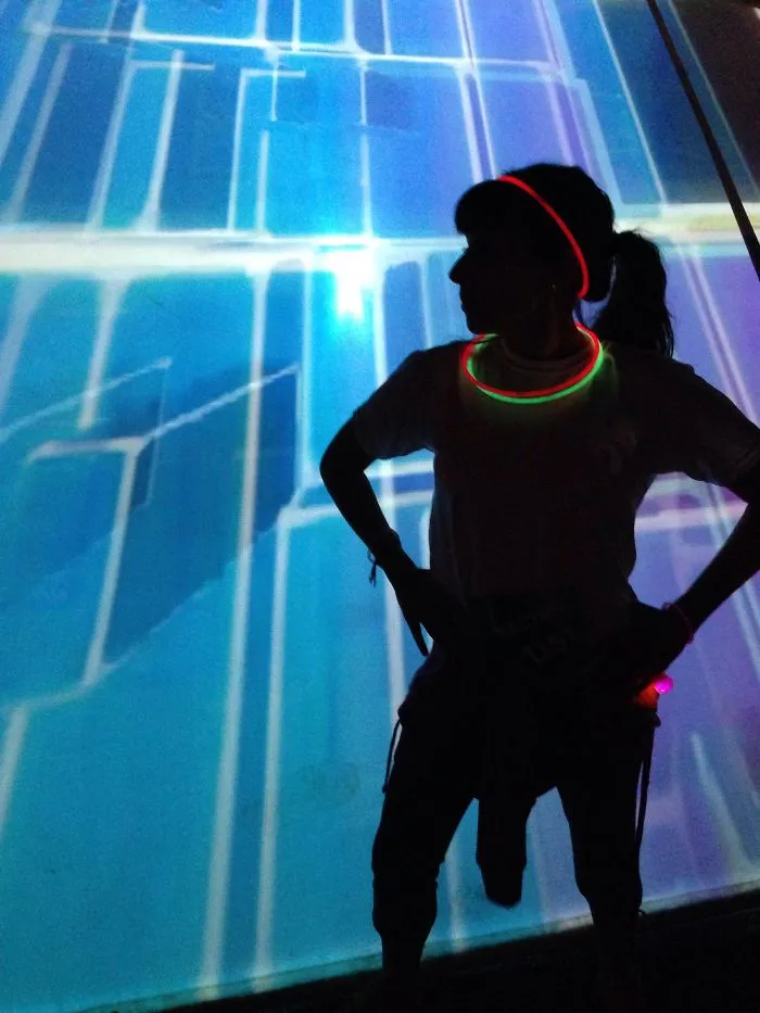 Mi esposa y yo fuimos a un evento 5K de temática Rave. Le hice esta foto