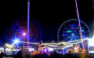 My First Long-Exposure Photos Of Carnival Rides At Global Village In Dubai, Also My First Post On "Boredpanda"