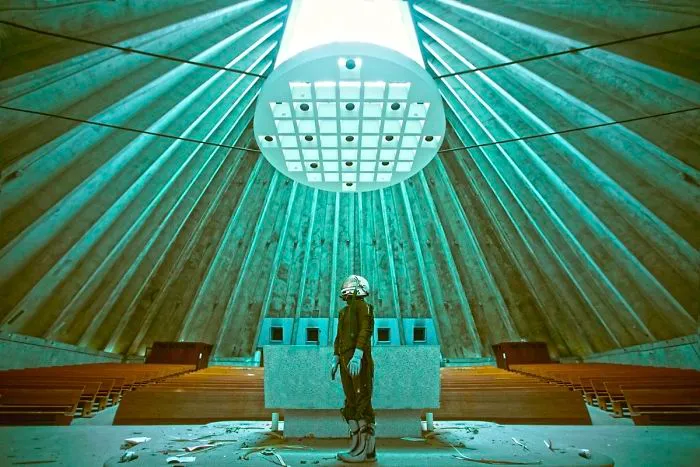 I Travelled 1000 Years Into The Future To Document A Lonely Astronaut's Return To Earth