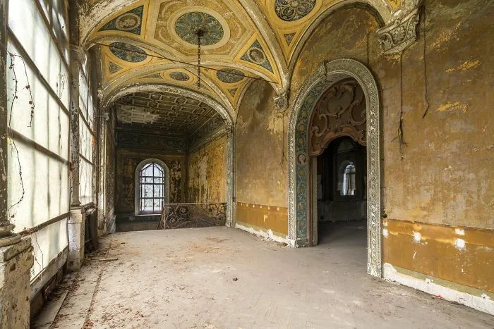 50 Photos Of Eerie Abandoned Sites That I Took While Traveling Through Italy