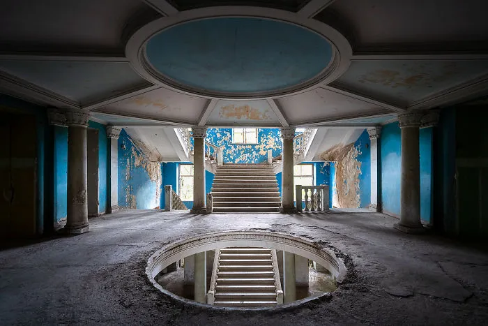 20 Photos Show Decaying Buildings Of Ex-Soviet Spa Resort