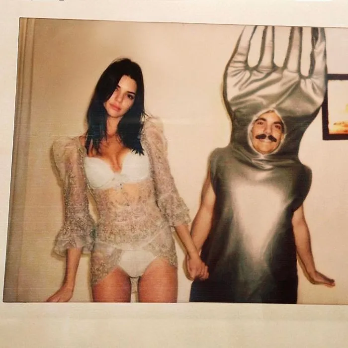 Este hombre se photoshopea en las fotos de Kendall Jenner y las mejora muchísimo