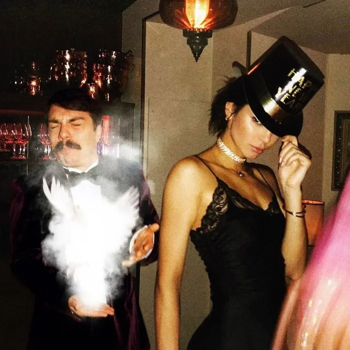 Este hombre se photoshopea en las fotos de Kendall Jenner y las mejora muchísimo