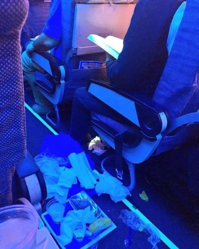Este hombre tiró su comida en el pasillo tras comer lo que quería