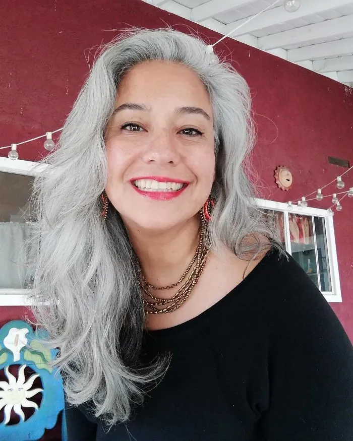 Estas 40 mujeres dejaron de teñirse el cabello, y tienen tan buen aspecto que te convencerán para hacer lo mismo