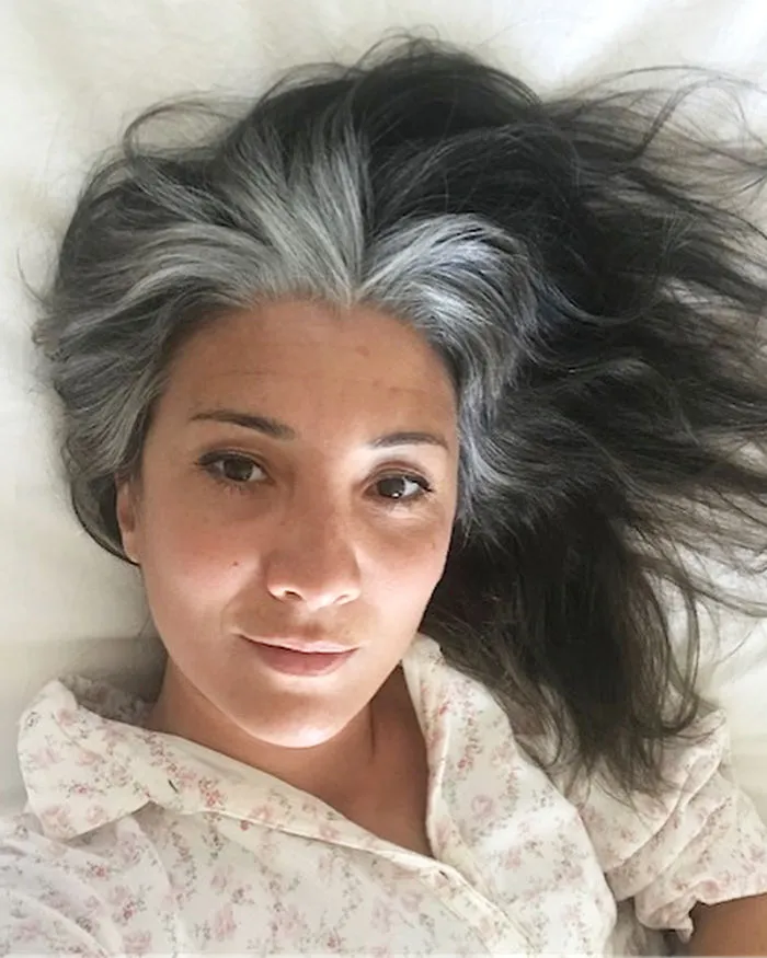 Estas 40 mujeres dejaron de teñirse el cabello, y tienen tan buen aspecto que te convencerán para hacer lo mismo