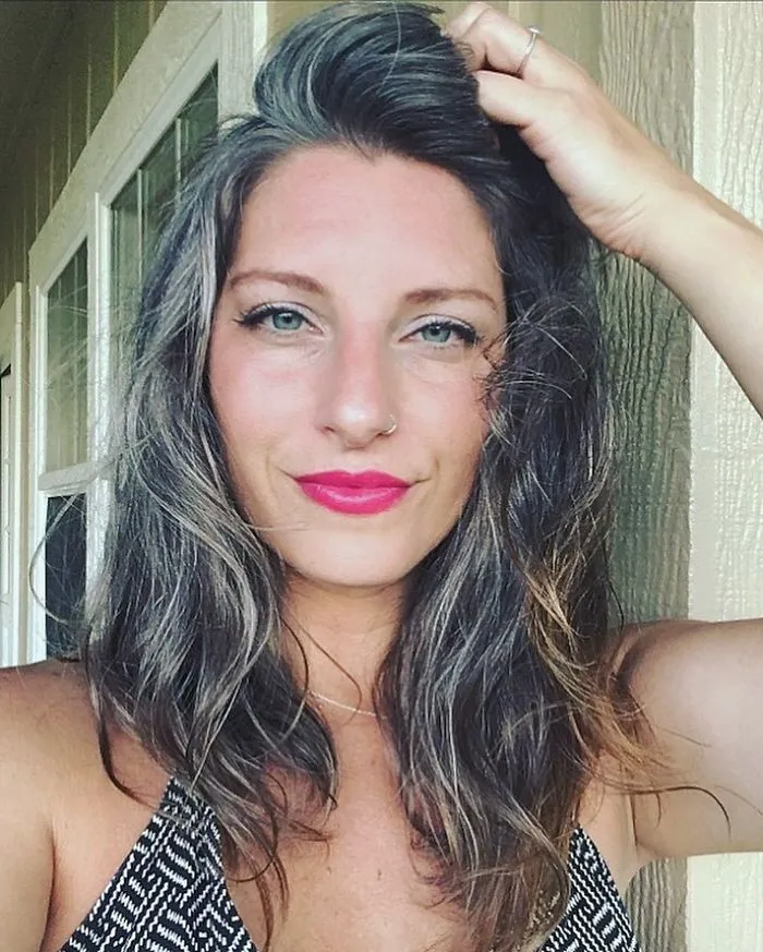 Estas 40 mujeres dejaron de teñirse el cabello, y tienen tan buen aspecto que te convencerán para hacer lo mismo