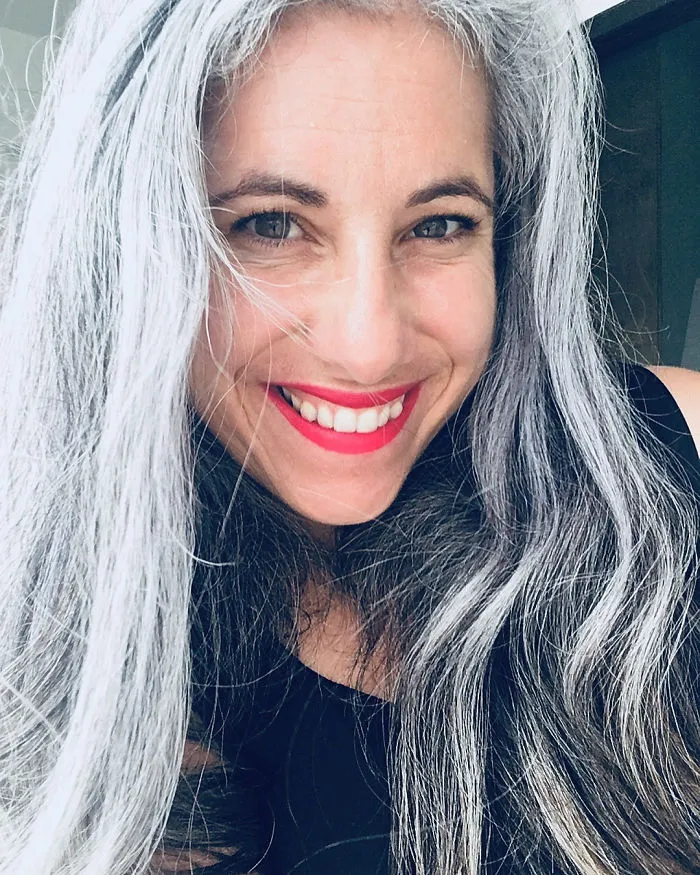 Estas 40 mujeres dejaron de teñirse el cabello, y tienen tan buen aspecto que te convencerán para hacer lo mismo