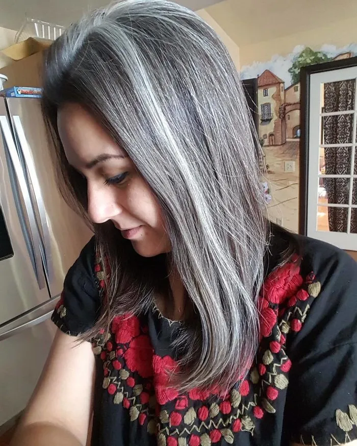 Estas 40 mujeres dejaron de teñirse el cabello, y tienen tan buen aspecto que te convencerán para hacer lo mismo