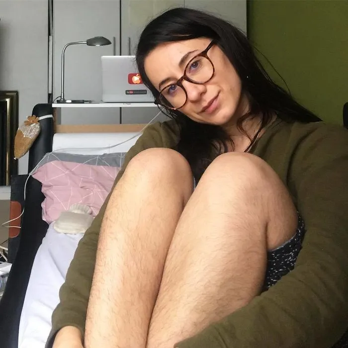 40 Mujeres que eligieron no depilarse por "Januhairy" y comparten fotos de sus progresos