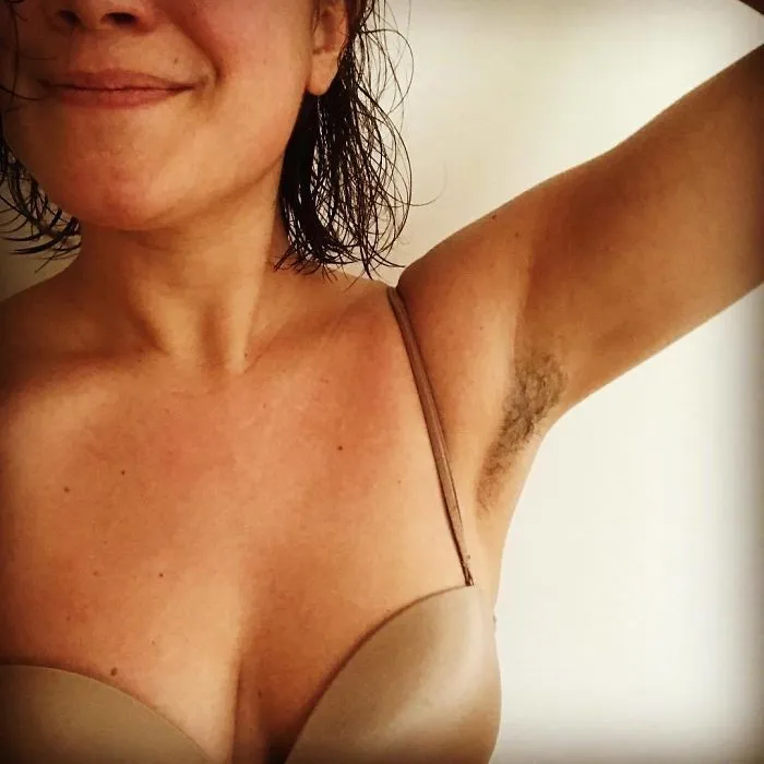 40 Mujeres que eligieron no depilarse por "Januhairy" y comparten fotos de sus progresos
