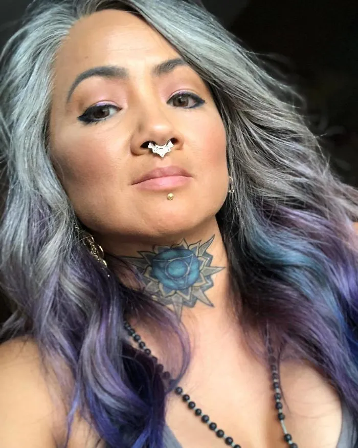 Estas 40 mujeres dejaron de teñirse el cabello, y tienen tan buen aspecto que te convencerán para hacer lo mismo