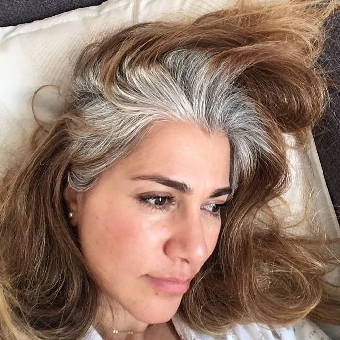 Estas 40 mujeres dejaron de teñirse el cabello, y tienen tan buen aspecto que te convencerán para hacer lo mismo