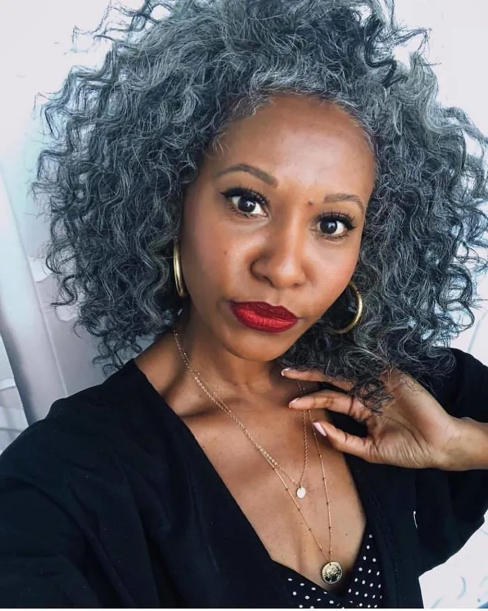 Estas 40 mujeres dejaron de teñirse el cabello, y tienen tan buen aspecto que te convencerán para hacer lo mismo