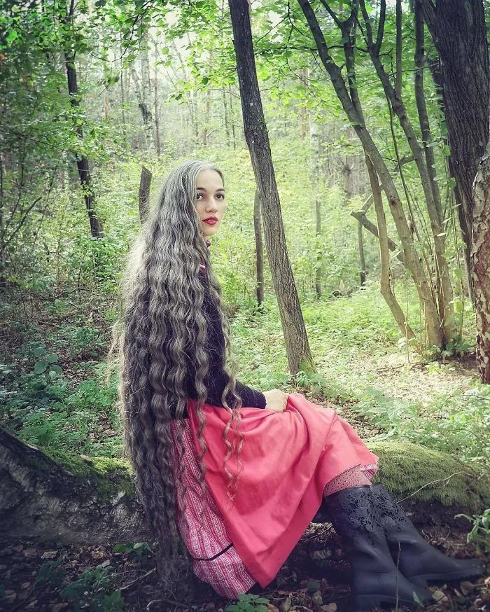Estas 40 mujeres dejaron de teñirse el cabello, y tienen tan buen aspecto que te convencerán para hacer lo mismo