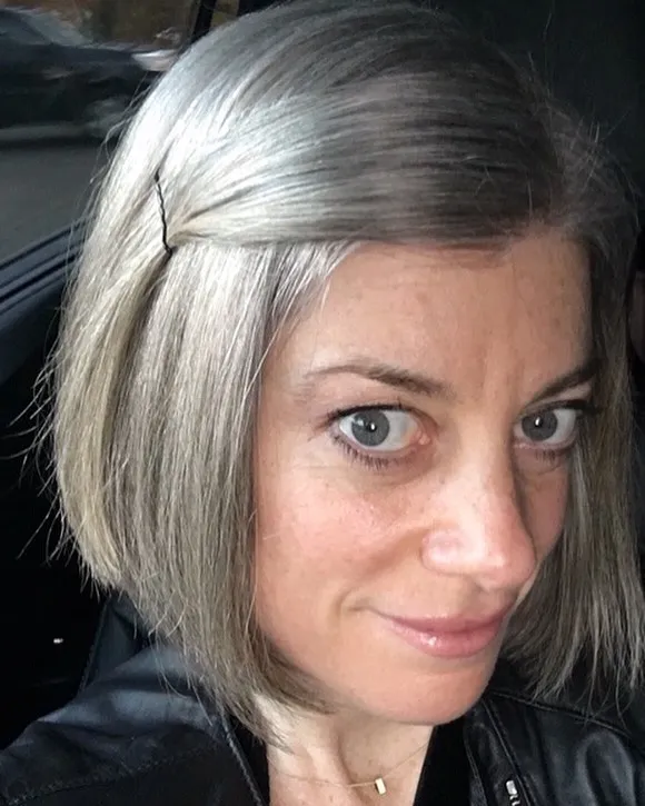 Estas 40 mujeres dejaron de teñirse el cabello, y tienen tan buen aspecto que te convencerán para hacer lo mismo