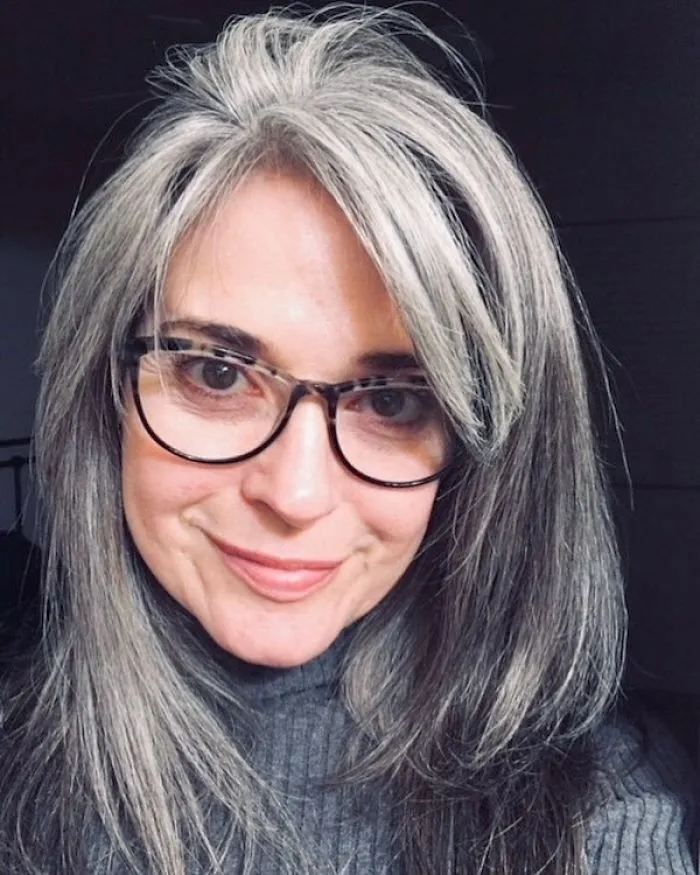 Estas 40 mujeres dejaron de teñirse el cabello, y tienen tan buen aspecto que te convencerán para hacer lo mismo