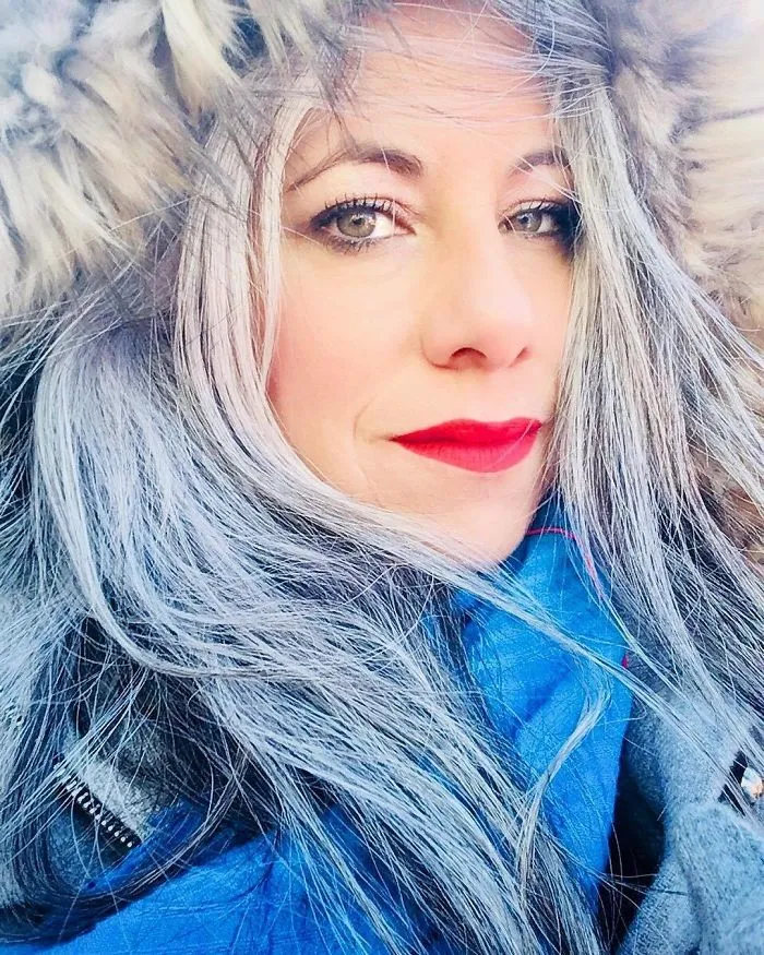 Estas 40 mujeres dejaron de teñirse el cabello, y tienen tan buen aspecto que te convencerán para hacer lo mismo
