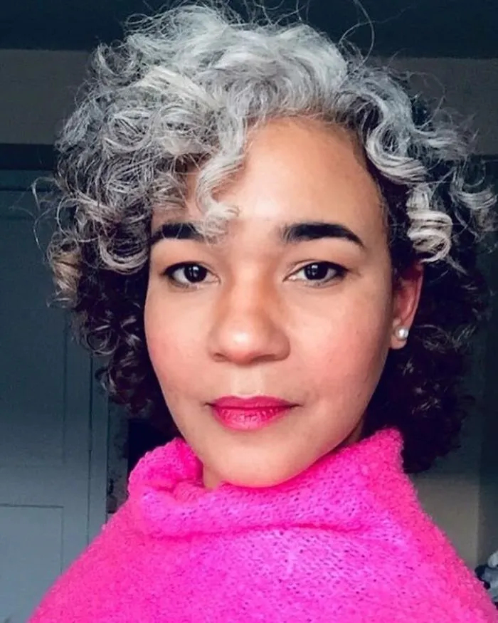 Estas 40 mujeres dejaron de teñirse el cabello, y tienen tan buen aspecto que te convencerán para hacer lo mismo