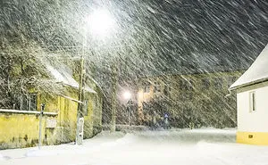 I Lied To My Girlfriend That I Was Going To Sleep, But I Left Late At Night To Photograph The Snowstorm On The Streets Of My City