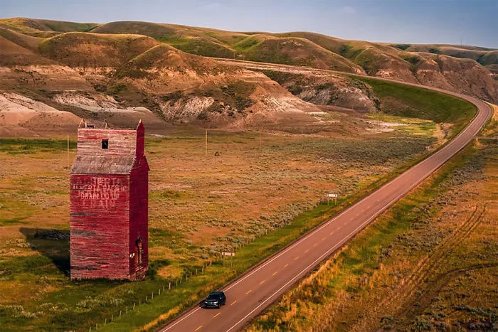 Afueras de Dorothy, en Alberta, Canadá, por Justen Soule