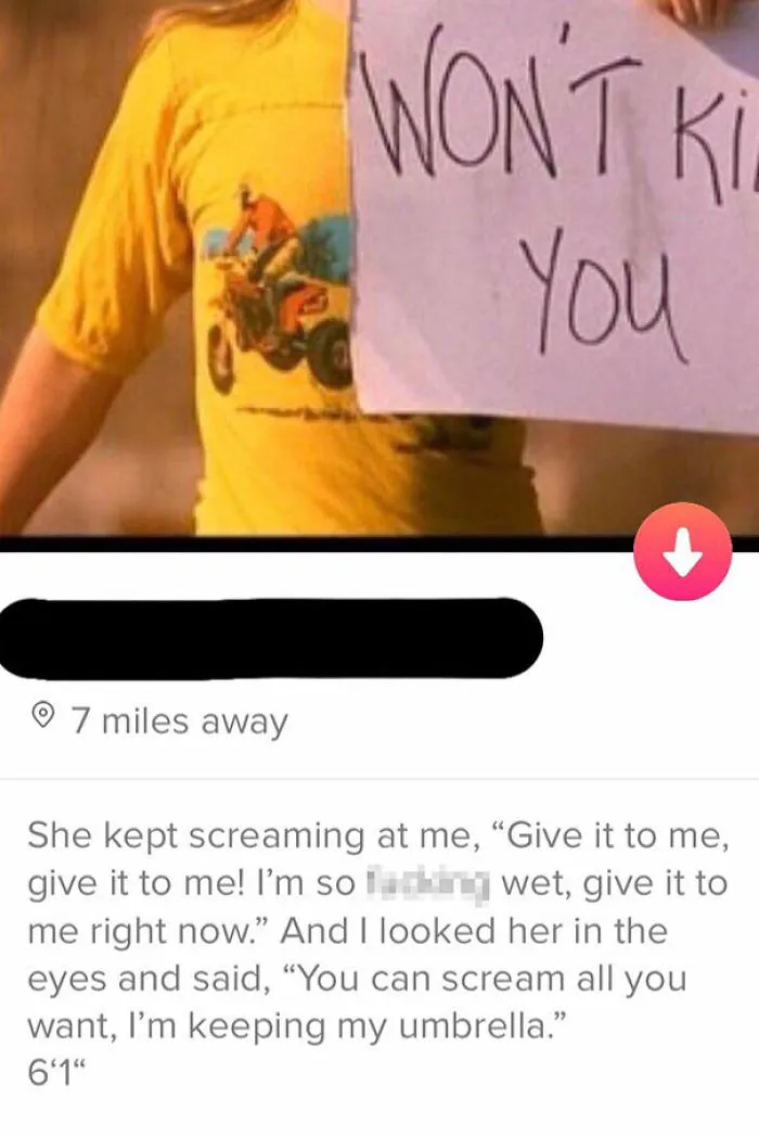 Person in a yellow shirt holding a funny Tinder profile sign and humorous bio about keeping an umbrella despite screams.