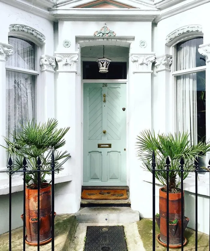 Esta mujer capta las puertas más bellas de Londres, y parecen salidas de una película de Wes Anderson