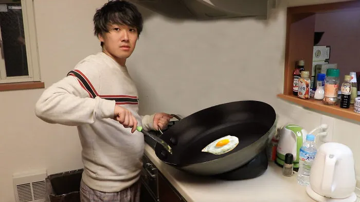 Alguien publica la foto de un chico junto a una ola gigante de arroz y la gente empieza a photoshopearlo de inmediato