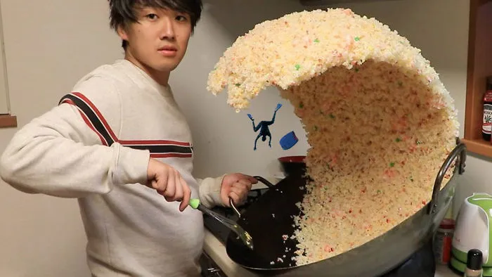 Alguien publica la foto de un chico junto a una ola gigante de arroz y la gente empieza a photoshopearlo de inmediato