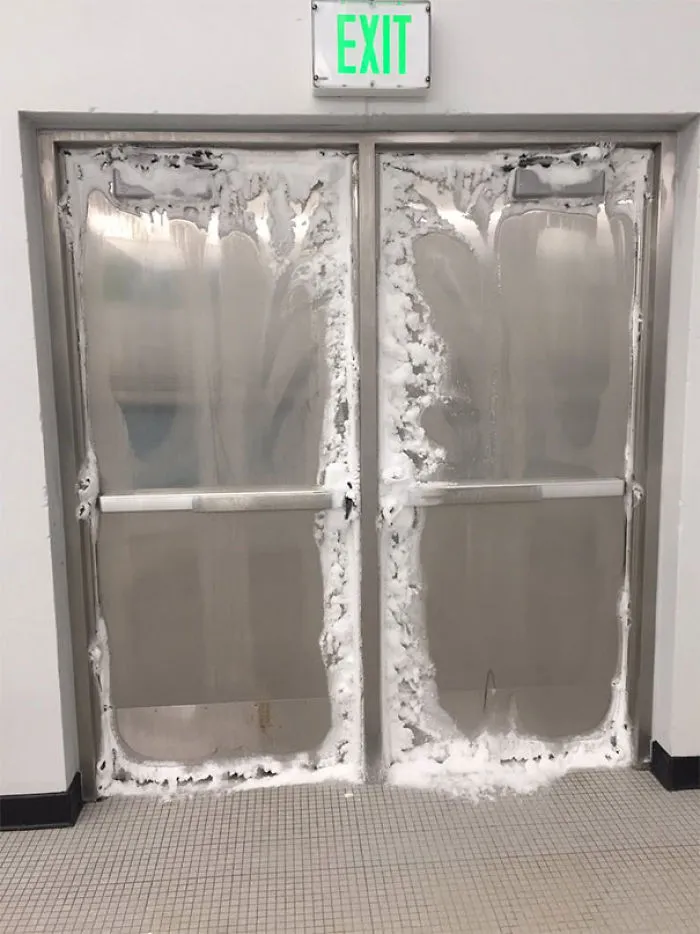El lado de dentro de las puertas