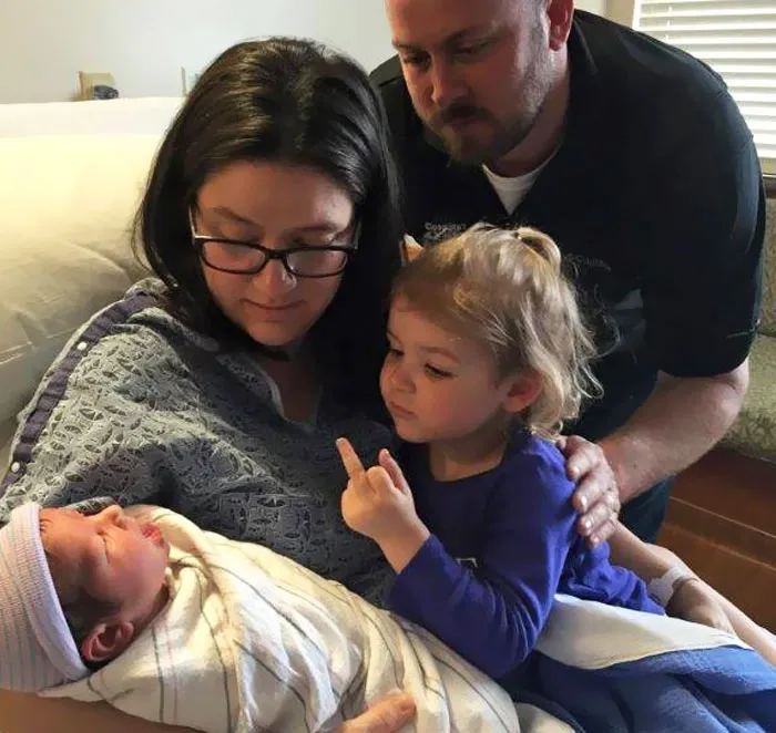 30 Hilarious Photos That Prove Siblings Are The Biggest Assholes Ever