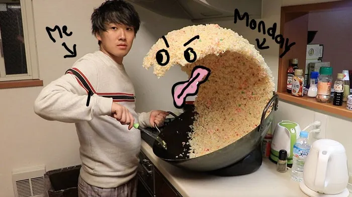 Alguien publica la foto de un chico junto a una ola gigante de arroz y la gente empieza a photoshopearlo de inmediato
