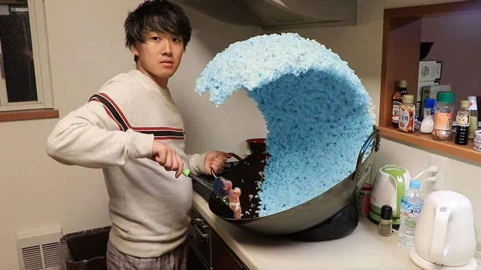 Alguien publica la foto de un chico junto a una ola gigante de arroz y la gente empieza a photoshopearlo de inmediato