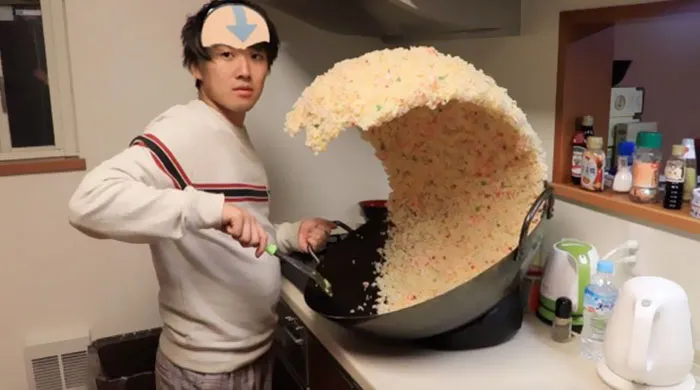 Alguien publica la foto de un chico junto a una ola gigante de arroz y la gente empieza a photoshopearlo de inmediato