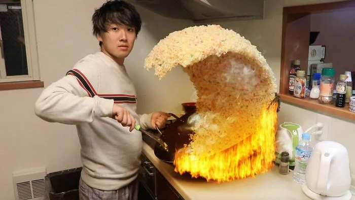 Alguien publica la foto de un chico junto a una ola gigante de arroz y la gente empieza a photoshopearlo de inmediato