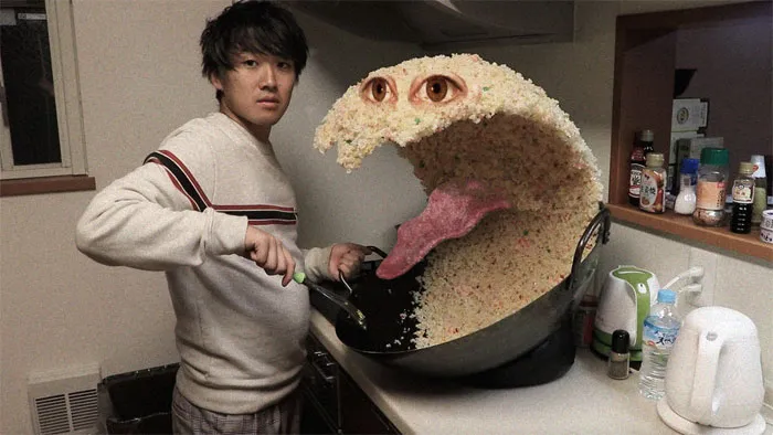 Alguien publica la foto de un chico junto a una ola gigante de arroz y la gente empieza a photoshopearlo de inmediato