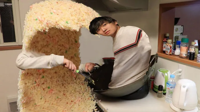 Alguien publica la foto de un chico junto a una ola gigante de arroz y la gente empieza a photoshopearlo de inmediato