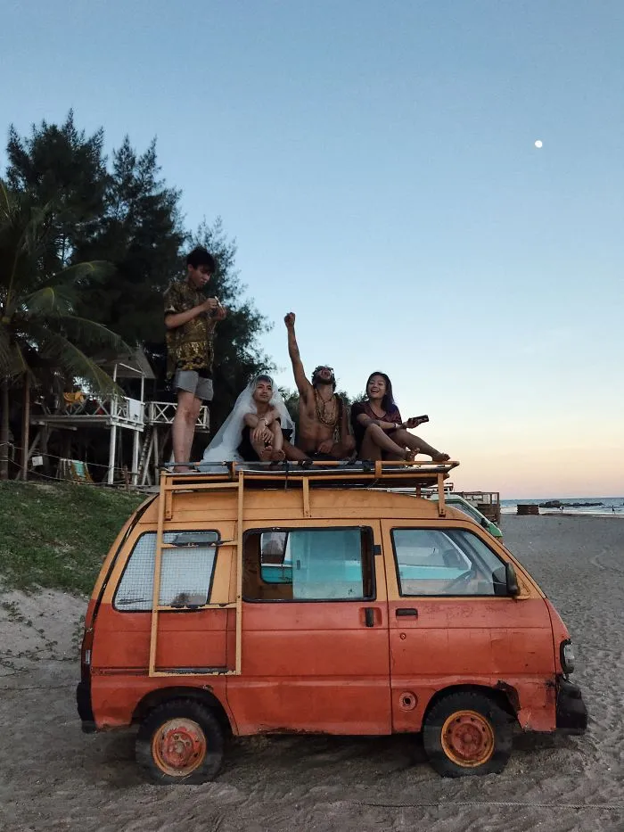 A Witty Instagram Account Defying Millennial Travel Trends
