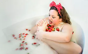 I Asked My 34-Year-Old Friend To Pose For A Newborn Photo Session