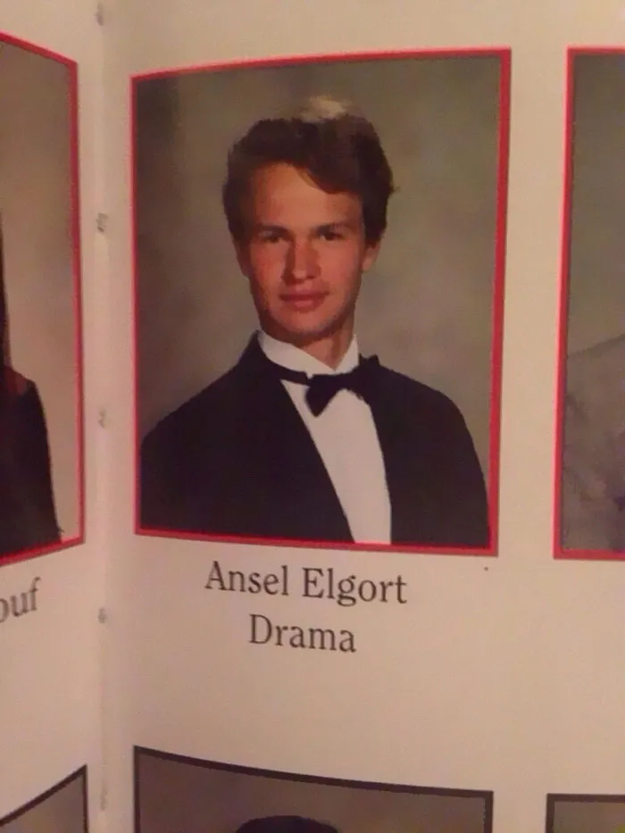 Alguien ha encontrado una foto de Ansel Elgort en su anuario 