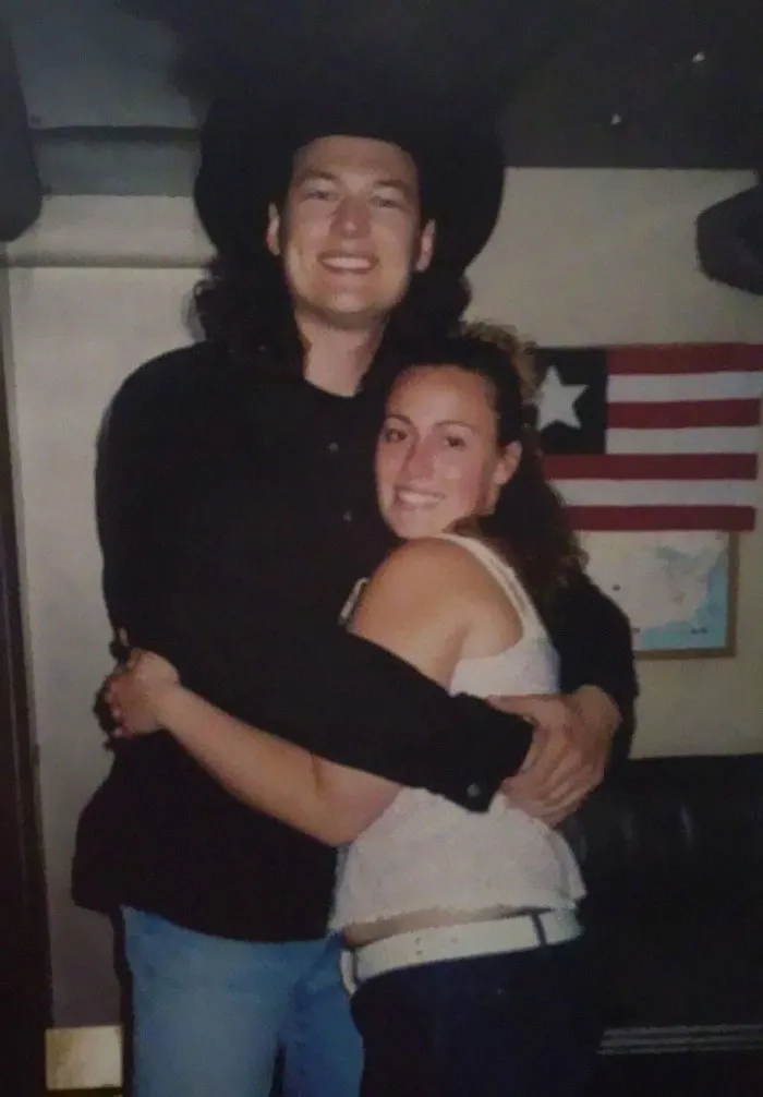 Mi madre tuvo un lío con Blake Shelton hace mucho tiempo cuando mi tía salía con su bajista y ella encontró esta foto