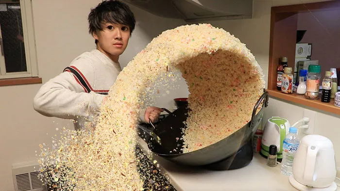 Alguien publica la foto de un chico junto a una ola gigante de arroz y la gente empieza a photoshopearlo de inmediato