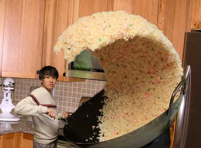 Alguien publica la foto de un chico junto a una ola gigante de arroz y la gente empieza a photoshopearlo de inmediato