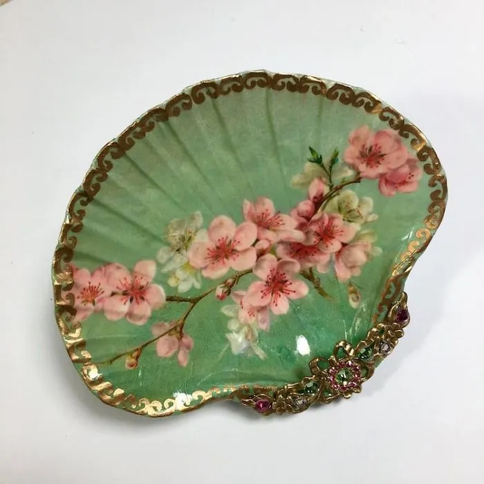 Esta artista convierte auténticas conchas marinas en decoración enjoyada que parece salida de un tesoro perdido