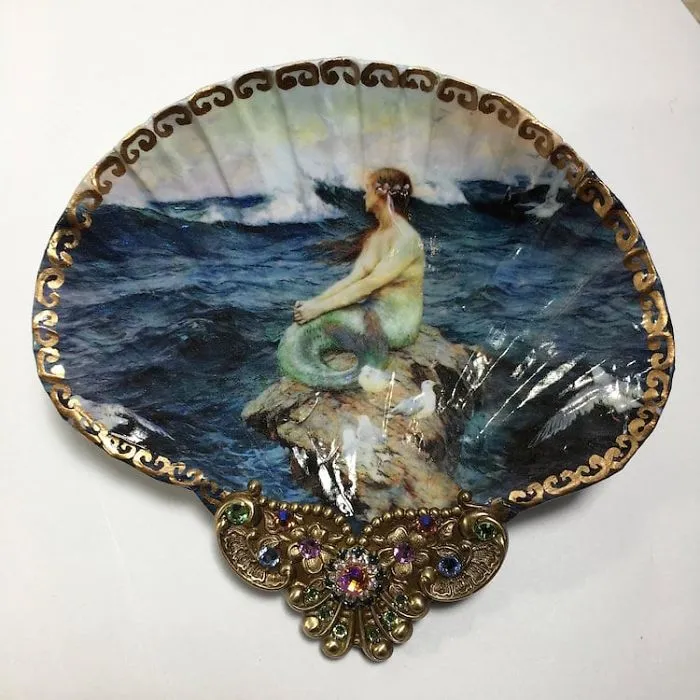 Esta artista convierte auténticas conchas marinas en decoración enjoyada que parece salida de un tesoro perdido