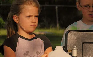 Woman Messes Up Sister’s Birthday By Swallowing Her Present And It’s Hilariously Embarrassing
