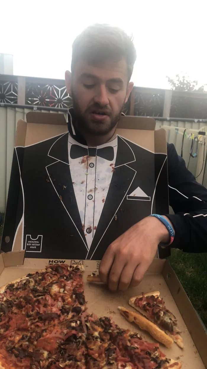 El interior de la caja de pizza era un esmoquin