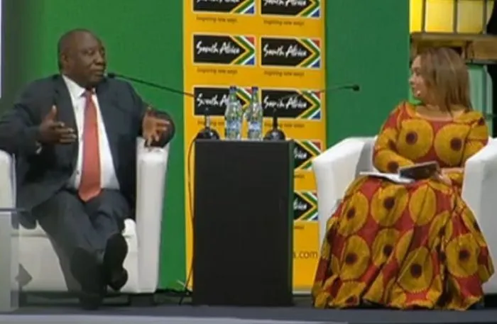 El vestido de la mujer que entrevista al presidente sudafricano